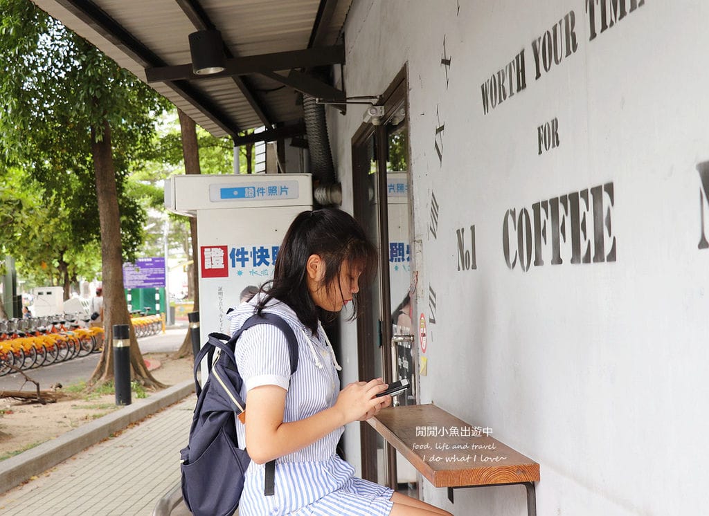 板橋美食餐廳黑鑽咖啡-府中路NO.1。白色咖啡廳享用店家自己烘焙的咖啡，焦糖海鹽咖啡、冰滴咖啡，近捷運府中站