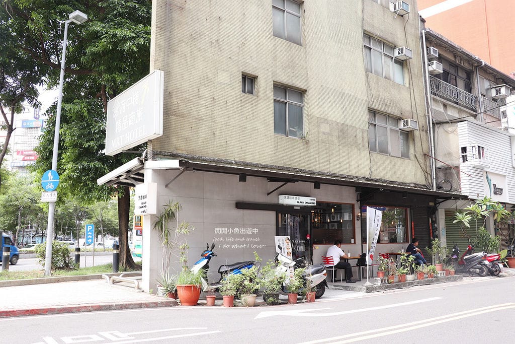板橋美食餐廳黑鑽咖啡-府中路NO.1。白色咖啡廳享用店家自己烘焙的咖啡，焦糖海鹽咖啡、冰滴咖啡，近捷運府中站
