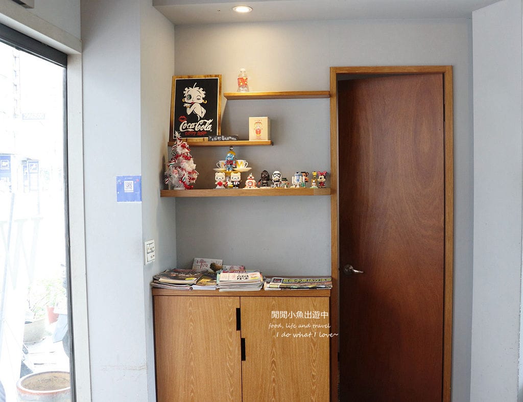 板橋美食餐廳黑鑽咖啡-府中路NO.1。白色咖啡廳享用店家自己烘焙的咖啡，焦糖海鹽咖啡、冰滴咖啡，近捷運府中站