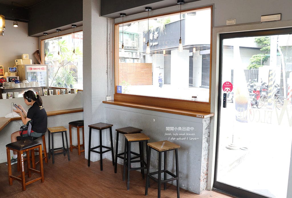 板橋美食餐廳黑鑽咖啡-府中路NO.1。白色咖啡廳享用店家自己烘焙的咖啡，焦糖海鹽咖啡、冰滴咖啡，近捷運府中站
