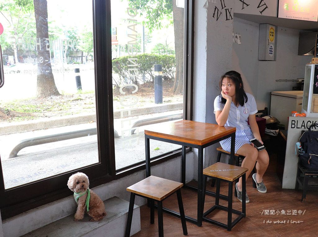 板橋美食餐廳黑鑽咖啡-府中路NO.1。白色咖啡廳享用店家自己烘焙的咖啡，焦糖海鹽咖啡、冰滴咖啡，近捷運府中站