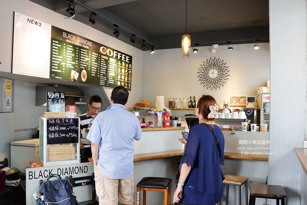 板橋美食餐廳黑鑽咖啡-府中路NO.1。白色咖啡廳享用店家自己烘焙的咖啡，焦糖海鹽咖啡、冰滴咖啡，近捷運府中站