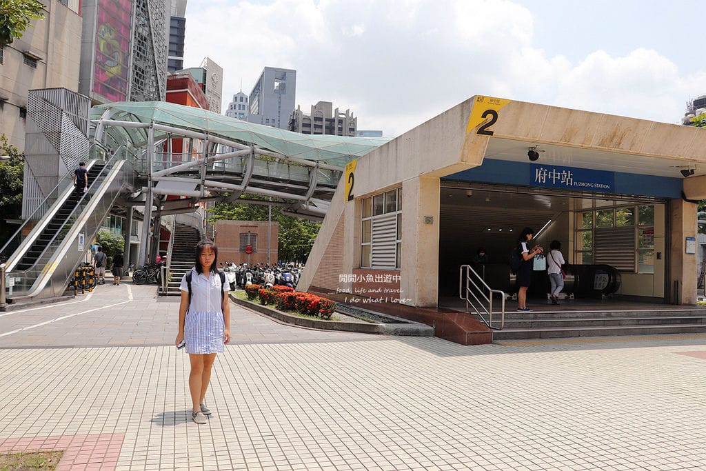 板橋美食餐廳黑鑽咖啡-府中路NO.1。白色咖啡廳享用店家自己烘焙的咖啡，焦糖海鹽咖啡、冰滴咖啡，近捷運府中站
