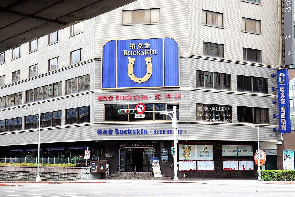 中山區餐廳柏克金啤酒餐廳-南京店。高CP值平價早餐、下午茶、啤酒、美食，捷運松江南京站